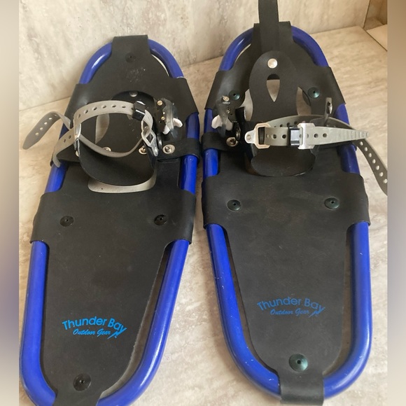 Thunder Bay Youth Snowshoes - 19” Black And Blue- Adjustable! - Picture 1 of 4